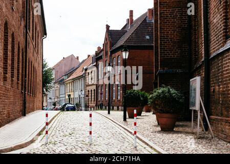 Wismar, Germania - 2 Agosto 2019: Street nel centro storico. Wismar è un porto e città anseatica nel nord della Germania sul Mar Baltico Foto Stock