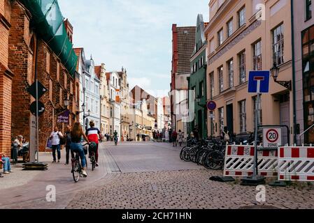 Wismar, Germania - 2 agosto 2019: Biciclette in strada nel centro storico. Wismar è una città portuale e anseatica della Germania settentrionale, nel Mar Baltico Foto Stock