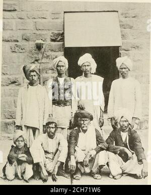 . Le tribù e le caste delle Province centrali dell'India . ministro incipiale di uno Stato Rajput, whooften svolge le funzioni di un sindaco del palazzo. Il thatit è stato applicato alla tribù in questo senso è dimostrato dal fatto che sono anche conosciuti come Diwan, che ha il samemeaning. C'è una tradizione che i re Gond hanno affinato i Pardhans come loro ministri, e come i Pardhanslati come genealogisti possono essere stati più intelligentthan i Gonds, anche se non sono in alcun modo meno analfabeti. A se stessi e le loro relazioni Gond i Pardhans non sono refently conosciuti con questo nome, che è stato Foto Stock