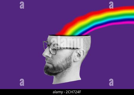 Collage di arte moderna il concetto di contenuto informativo. Testa di un uomo con occhiali e barba, in cui è diretto il ruscello arcobaleno. Parte posteriore viola Foto Stock