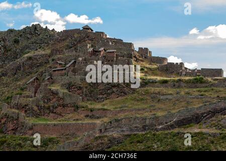 Le antiche rovine di Pisac nella Valle Sacra degli Incas in Perù. Queste rovine Inca, conosciute come Inca Písac, si trovano sulla cima di una montagna ripida. Foto Stock