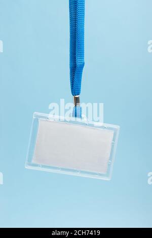 Badge in plastica da lavoro vuoto con tracolla blu e. spazio di copia Foto Stock