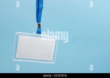 Badge in plastica da lavoro vuoto con tracolla blu e. spazio di copia Foto Stock