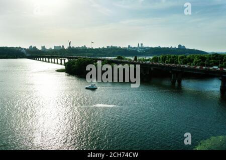 Vista aerea di Kiev capitale dell'Ucraina e Dnieper con ponte in estate. Foto Stock