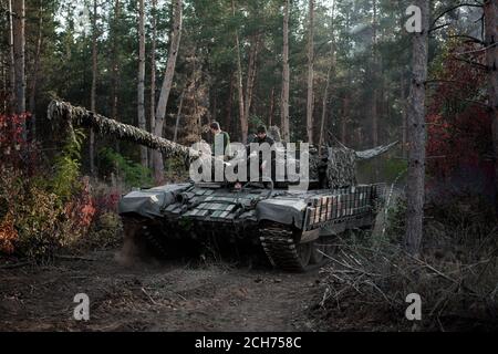 Soviet panzer T-64 nella foresta d'autunno Foto Stock