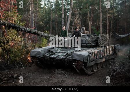 Soviet panzer T-64 nella foresta d'autunno Foto Stock