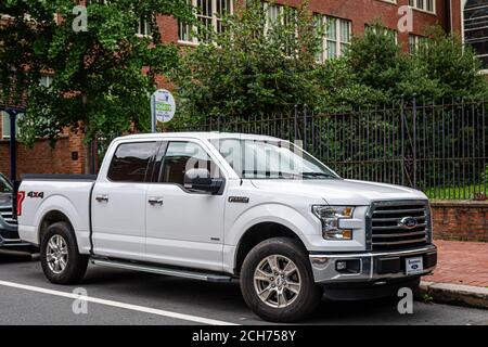 Philadelphia, Pennsylvania, Stati Uniti d'America - 17 giugno 2019: Pick-up Ford bianco parcheggiato sul lato della strada, Philadelphia Foto Stock