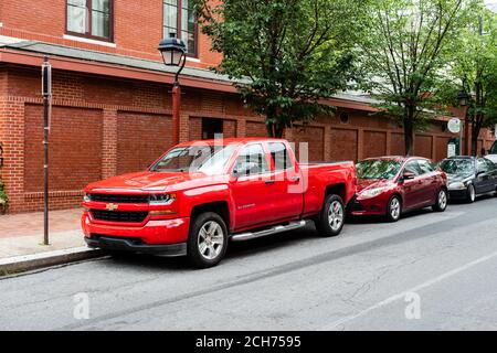 Philadelphia, Pennsylvania, USA - 17 giugno 2019: Ritiro camion Red Chevrolet parcheggiato sul lato della strada a Philadelphia Foto Stock