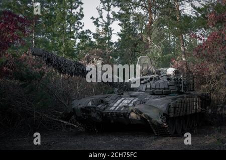 Soviet panzer T-64 nella foresta d'autunno Foto Stock