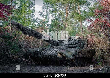 Soviet panzer T-64 nella foresta d'autunno Foto Stock