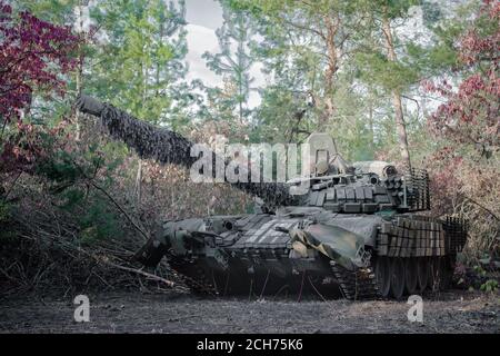 Soviet panzer T-64 nella foresta d'autunno Foto Stock