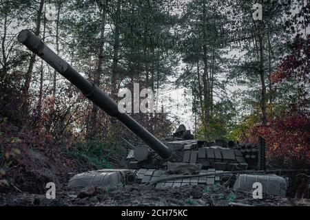 Soviet panzer T-64 nella foresta d'autunno Foto Stock