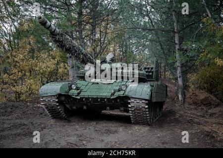 Soviet panzer T-64 nella foresta d'autunno Foto Stock