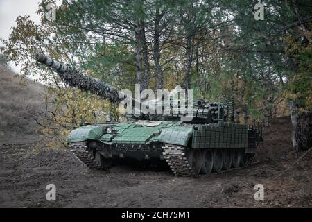 Soviet panzer T-64 nella foresta d'autunno Foto Stock