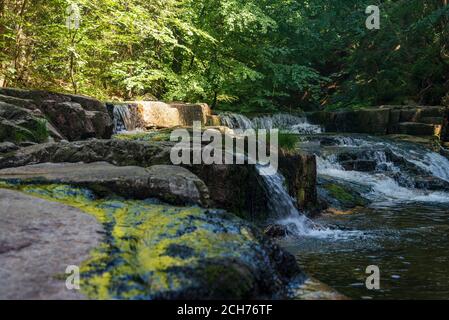 Fiume Mumlava con serie di cascate e pietre sopra Harrachov Sulle montagne di Krkonose nella repubblica Ceca Foto Stock