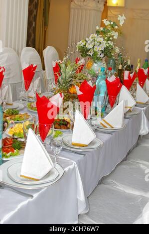 Fila di piatti e antipasti su un tavolo da banchetto con messa a fuoco selettiva Foto Stock