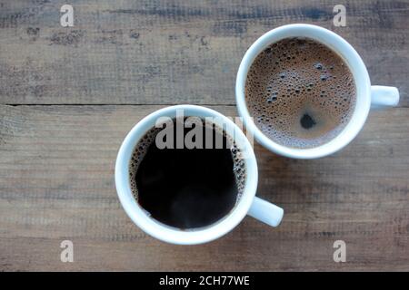 Due tazze di caffè sul tavolo di legno dall'alto. Vista dall'alto, spazio di copia Foto Stock