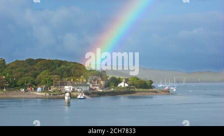 Rainbow on Cremyll Mount Edgcumbe in Cornovaglia visto dal Royal William Yard, Plymouth, Devon, Inghilterra, Regno Unito Foto Stock