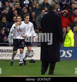 Il manager degli Stati Uniti di Manchester Sir Alex Ferguson (a destra) guarda l'eroe dei due gol della contea di Derby, Malcolm Christie (a sinistra), celebrare il suo obiettivo di equalizzazione con Lee Morris (al centro), durante il pareggio tra i lati della fa Barclaycard Premiership 2-2 allo stadio Pride Park di Derby. QUESTA IMMAGINE PUÒ ESSERE UTILIZZATA SOLO NEL CONTESTO DI UNA FUNZIONE EDITORIALE. NESSUN UTILIZZO DI SITI WEB/INTERNET A MENO CHE IL SITO NON SIA REGISTRATO PRESSO LA FOOTBALL ASSOCIATION PREMIER LEAGUE. Foto Stock