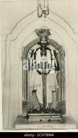 . Le tribù e le caste delle province centrali dell'India . er, e i Kunbis sono detti a castard Marathas.^ a Satara i Kunbis hanno la samedivision in 96 clan come hanno le Marathas, e manyof gli stessi cognomi.* lo scrittore del Satdj^a Gazetteersays : ^ il censimento di 18 5 ho incluso i Marathas con il Kunbis, da cui non formano un caste.Some famiglie Maratha può avere un ceppo più grande di sangue Rajput di Northernor che il Kunbis, ma questo non è sempre thecase. La distinzione tra Kunbis e Marathas è quasi del tutto sociale, le Marathas come regola è stato tradito Foto Stock
