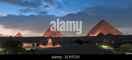 Le tre piramidi principali e la sfinge al tramonto, Giza, Egitto Foto Stock