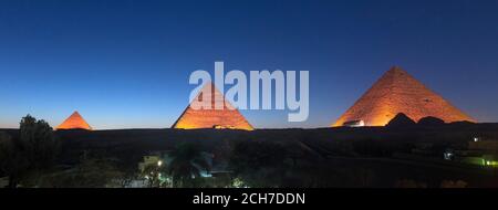 Le tre piramidi principali di notte, Giza, Egitto Foto Stock