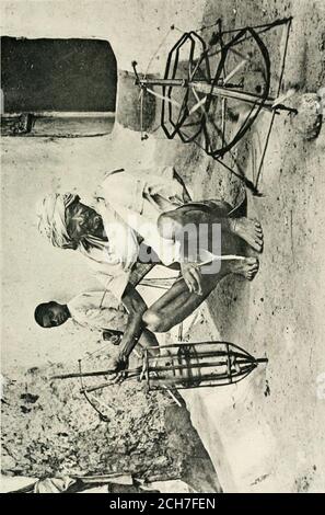 . Le tribù e le caste delle Province centrali dell'India . himselfdefiled dovrà andare affamato e assetato fino a che non ottiene la possibilità di bagnarsi ai suoi viaggi fine. L'osservanza delle regole di impurezza diventa così irksome che theyare gradualmente cadendo in abeyance. Le occupazioni principali dei Mahars sono l'weavingof stoffa di paese grossolana e lavoro generale. Essi formerlyspun il loro filo, e i loro tessuti sono stati preferiti dai tecultivatori per la loro durata. Ma praticamente tutto il filo è ora comprato dai mulini; e l'industria di tessitura isalso in una condizione depressa. Foto Stock