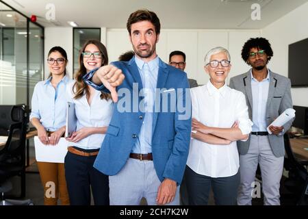 Gruppo di tentativi di persone di affari e mal gestite azienda porta infelicità Foto Stock