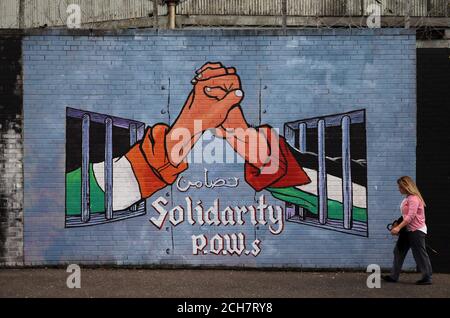 Un murale pro Palestina a Belfast ovest come gruppi lealisti e repubblicani prendere posizioni rivali di sostegno per Israele e Palestina durante l'attuale riacutizzazione del conflitto. Foto Stock