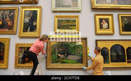 Il dipinto Ophelia di Sir John Everett Millais è riappeso a casa nella Tate Britain nel centro di Londra, dopo un tour negli Stati Uniti, in Russia, in Giappone e in Italia, dove è stato visto da più di un milione di galleristi. Foto Stock