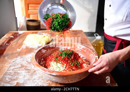 (200914) -- ZHENGZHOU, 14 settembre 2020 (Xinhua) -- Zhang Xu prepara la farcitura della mooncake alla panetteria Jingshengchang nella contea di Xiayi, Shangqiu, provincia centrale di Henan, 13 settembre 2020. All'età di 31 anni, Zhang Xu serve già come chef di Jingshengchang, una panetteria a base di mooncake Henan fondata nel 1860. I mooncakes prodotti a Jingshengchang sono caratterizzati dalle loro croste croccanti e dalle generose imbottiture, insieme ad una meticolosa serie di abilità da forno che Zhang aveva cominciato ad imparare fin dalla laurea in alta scuola nel 2007. "Le nostre abilità da forno sono un grande tesoro", dice Zhang. "I'l Foto Stock