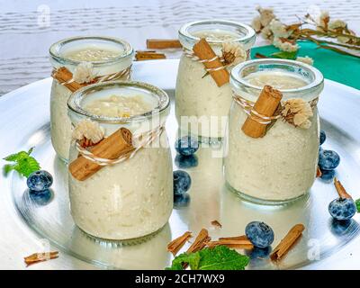 Budino di riso al latte in pentola con cannella Foto Stock