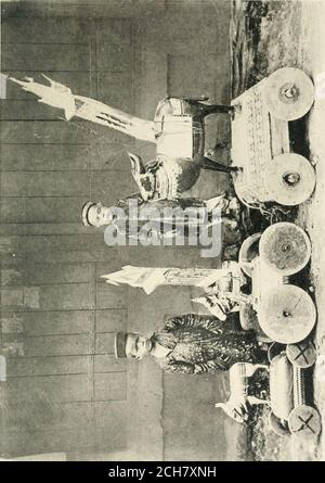 . Le tribù e le caste delle Province centrali dell'India. iar, una cornice di legno con i perni a cui sono fissate le torce. Fanno una corda di foglie di mango tese tra due pali, e il viakJiarbullock è fatto per rompere questo e balpede indietro al thevillage, seguito da tutti gli altri bovini. Si dice che il torello themakhar morirà entro tre anni. Dietro himcome i torelli dei proprietari e poi quelli dei thetenants nell'ordine, non tanto della loro ricchezza, ma di theirstanding nel villaggio e della posizione tradizionale heldby le loro famiglie. Una Kunbi lo sente molto amaramente se Foto Stock