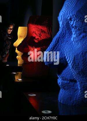 Un visitatore guarda una delle mostre presso l'Art of the Brick, una mostra di sculture LEGO realizzate dall'artista Nathan Sawaya, presso l'Old Truman Brewery di Londra. Foto Stock