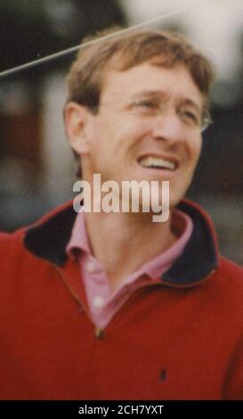 Undated Collect foto di padre di due Robert Symons, che è stato pugnalato a morte dopo aver affrontato un burglar alla sua famiglia 1 milione di casa in Airedale Avenue, Chiswick, Londra ovest. Robert Symons, 45 anni, un insegnante, è stato ripetutamente conosciuto in una frenetica lotta con l'intruso alle 4.30. La vittima è morta in ospedale questa mattina a causa delle sue ferite. 14/10/04: I detective che indagano sull'assassinio dell'insegnante, che è stato pugnalato da un intruso nella sua casa, hanno arrestato oggi cinque persone in relazione all'inchiesta. I cinque - quattro uomini di 26, 23, 22 anni e un altro alla fine degli anni 20 e una donna Foto Stock