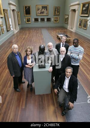 Artisti da sinistra a destra; Sir Howard Hodgkin, Paula Rego, Sir Anthony Caro, Sir Peter Blake, Anish Kapoor (fronte) e Chris Ofili posa con un busto di Sir Henry Tate e Tate Director Sir Nicholas Serota durante una fotocellula per segnare il lancio di una nuova iniziativa per sostenere e sviluppare la collezione tenuta da Tate a nome della nazione con un impegno di significativo Lavora a Tate Britain a Londra Foto Stock