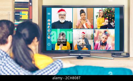 Amici multiculturali che festeggiano Natale online divertendosi con la videochiamata Legame ed espressione di amicizia e speranza durante la quarantena di Coronavirus Foto Stock