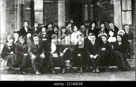 . Quittapahilla . I9I6[*] Srutrbrr Urnnn. HERR WlTMEYER Vice Prasident HERR BUCHER Secretar FRAULEIX MlLLER Schatzmeister HERR KTERMAX Kritiker FRAULEIN LF.HMAX MITGLEIDER Allen Edward Garger, Mary Myers, Margartie Batdorf, Lottie Gemmill, Edgil Peck, WilrertaintBeidler, Adhorn, Hammiden, Hammiden, Hammiden, Hammiden, Hammiden, Hammiden, Hammiden, Hammiden, Hammiden, Hii.bert. Norman Hoover, Helen Smith, Maecarter. Christine Katerman, Harry Slavely, FrancisColt, Hilda Ketterer, Tohn Snyder, GraceCreigiiton, Mary Lehman, Edith W. Foto Stock