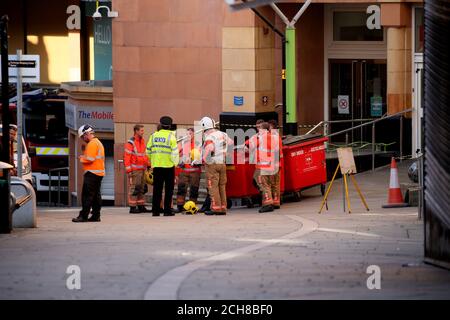 Rochdale, Regno Unito. 14 settembre 2020. Un incendio vicino a una rete di distribuzione di gas ha chiuso il centro di Rochdale come un incendio e un salvataggio per l'incidente. I proprietari di negozi e il personale hanno dovuto lasciare le loro attività. Secondo un poliziotto sulla scena, il fuoco è stato accidentalmente avviato. L'incidente è in corso su Yorkshire Street. Rochdale, Regno Unito. Credit: Barbara Cook/Alamy Live News Foto Stock