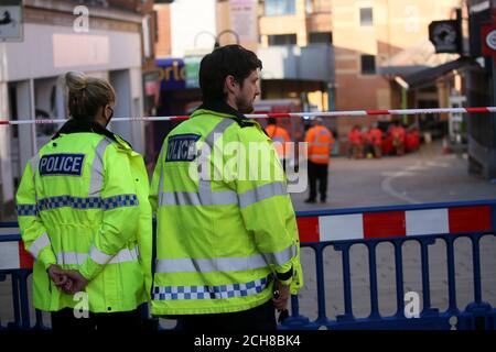 Rochdale, Regno Unito. 14 settembre 2020. Un incendio vicino a una rete di distribuzione di gas ha chiuso il centro di Rochdale come un incendio e un salvataggio per l'incidente. I proprietari di negozi e il personale hanno dovuto lasciare le loro attività. Secondo un poliziotto sulla scena, il fuoco è stato accidentalmente avviato. L'incidente è in corso su Yorkshire Street. Rochdale, Regno Unito. Credit: Barbara Cook/Alamy Live News Foto Stock