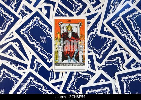 L'Imperatore della carta dei tarocchi dall'alto su carte di tarocchi sparse. Foto Stock