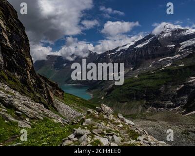 Vista panoramica su Mooserboden See, Austria, Europa. Parco nazionale Hohe Tauern. Incantevole lago con acque incredibilmente profonde e colorate e ghiacciai sopra di esso. Foto Stock