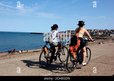 due ciclisti femminili a piacere nella località costiera di hampton-on-sea east kent uk settembre 2020 Foto Stock