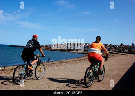 giovani ciclisti nella località costiera di hampton-on-sea east kent uk settembre 2020 Foto Stock