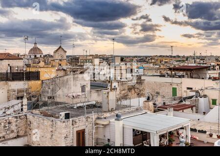 Splendida vista sui tetti di Giovinazzo, affascinante cittadina vicino Bari in Puglia nel sud Italia Foto Stock