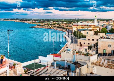 Splendida vista sui tetti di Giovinazzo, tipico paese vicino Bari in Puglia nel sud Italia Foto Stock