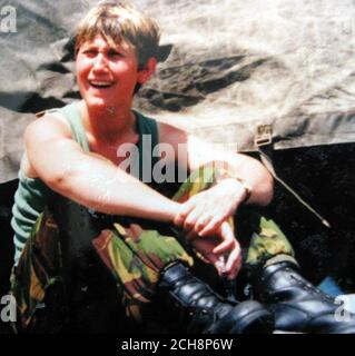 Undated Collect foto di Sgt Denise Halewood, 42, in una spedizione TA. La madre-di-tre è caduto alla sua morte da una montagna mentre in una spedizione di addestramento con l'esercito territoriale, è emerso venerdì 9 settembre 2005. Denise Halewood, un sergente nel reggimento dei segnali del 33, cadde dal Monte Rysy, sulle montagne polacche di Tatra, il 14 luglio. La 42 anni, da Liverpool, aveva raggiunto la vetta a 2499 metri e stava per scendere quando l'incidente è avvenuto. Vedi PA Story DEATH Army. PREMERE ASSOCIAZIONE foto. Il credito fotografico dovrebbe essere: Collect/PA Foto Stock