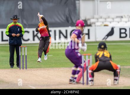 Bowling Clare Boycott per Central Sparks contro Lightning in A. Rachael Heyhoe Flint Trophy match 11 settembre 2020 Foto Stock