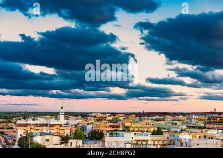 Splendida vista sui tetti di Giovinazzo, affascinante cittadina vicino Bari in Puglia nel sud Italia Foto Stock