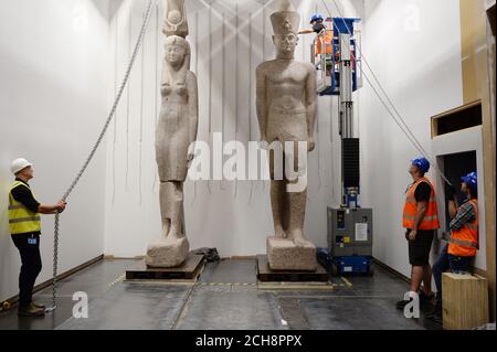 Il personale del British Museum lavora per installare due colossali statue di un re e di una regina, forse del regno di Tolomeo II (283-246 a.C.), ma più tardi riarved. Il re è alto 5 m e la regina si erge a 4,9 m. Entrambi sono realizzati in granito rosa e sono stati scoperti da Franck Goddio sul sito di Thonis-Heracleion e faranno parte della mostra BP città sunken: I mondi perduti dell'Egitto che si svolge dal 19 maggio al 27 novembre 2016 al British Museum di Londra. Foto Stock